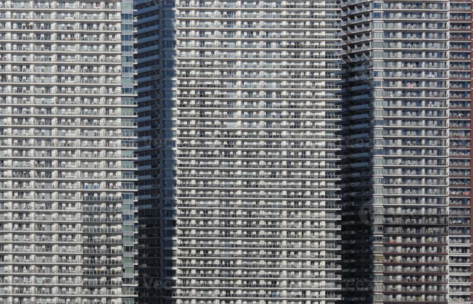 vie urbaine dense dans une rangée de gratte-ciel à tokyo, japon photo