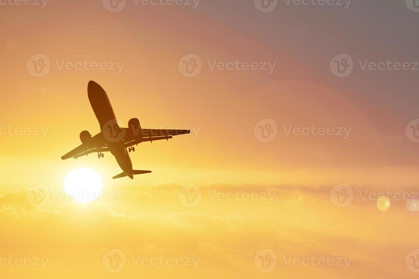 l'avion de passagers augmente parce que plus de gens voyagent photo