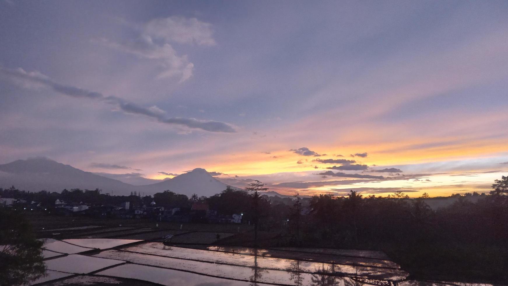 lever du soleil avec fond de vue sur la montagne, mont merapi et merbabu indonésie photo