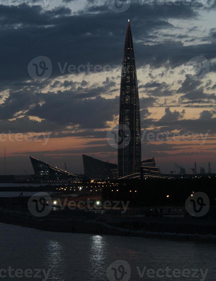 saint-pétersbourg, russie, 24 juillet 2022. centre de lahta. le plus haut gratte-ciel d'europe au bord du golfe de finlande à st. petersbourg. photo