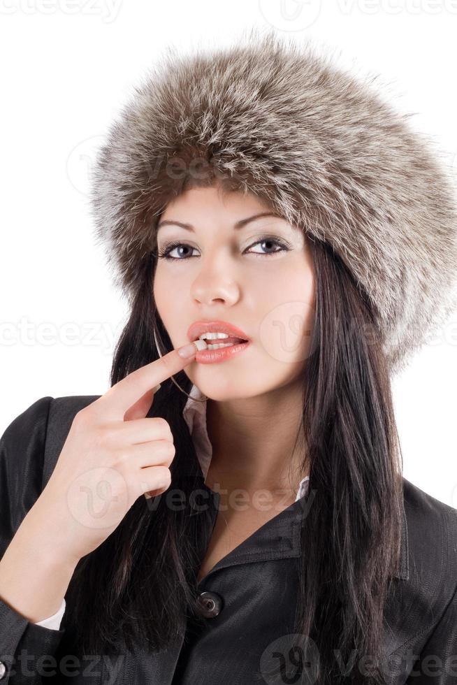 portrait de la jeune femme au bonnet de fourrure. isolé sur blanc photo