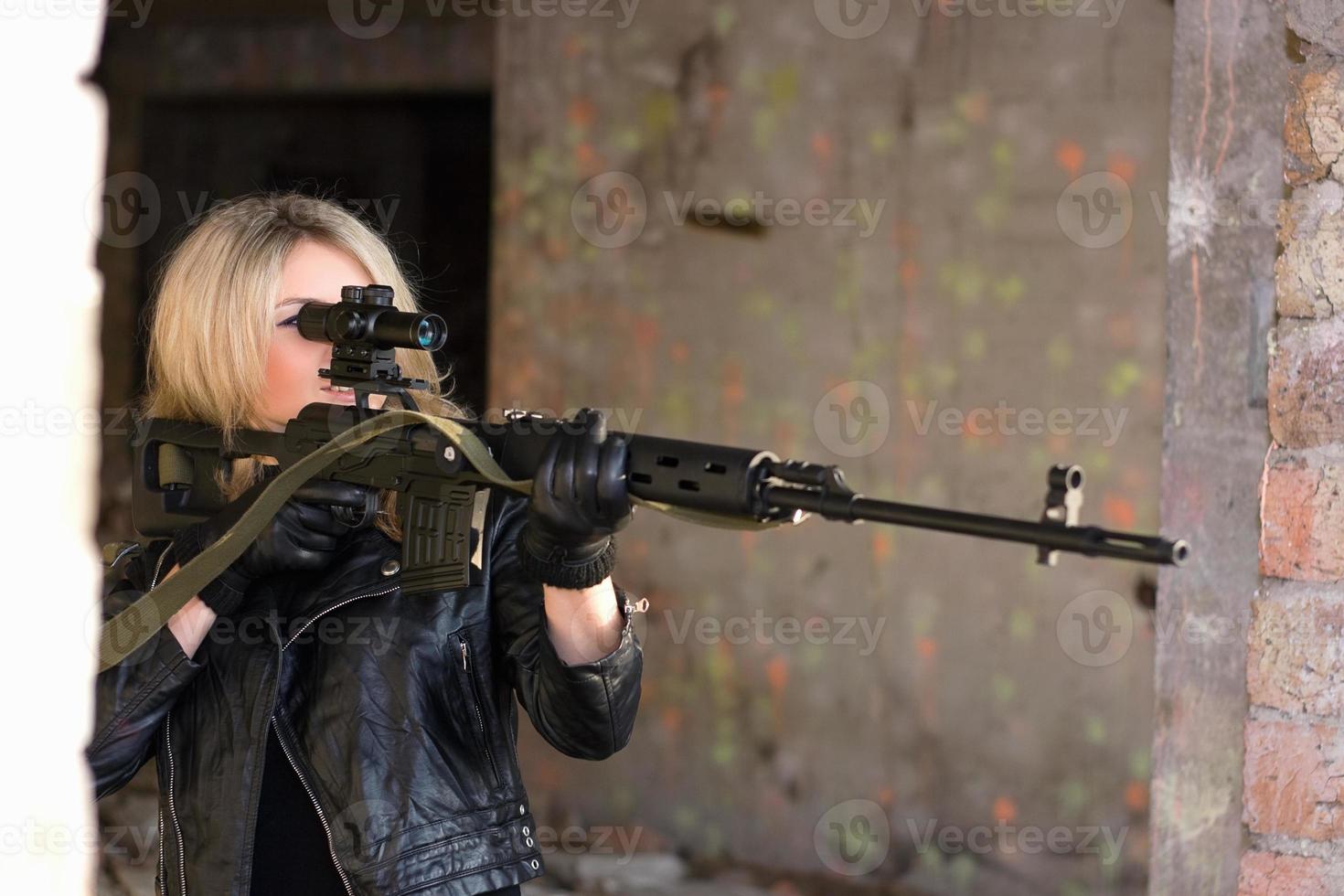 jeune femme avec un fusil de sniper photo