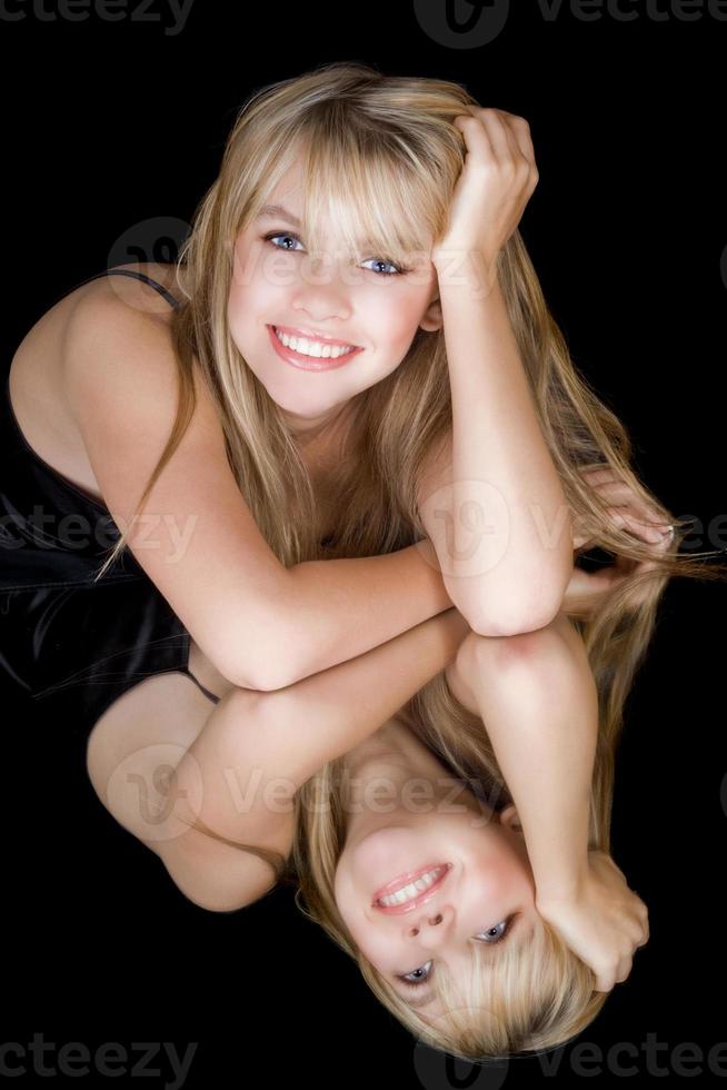 la jeune blonde souriante et son reflet dans un miroir photo