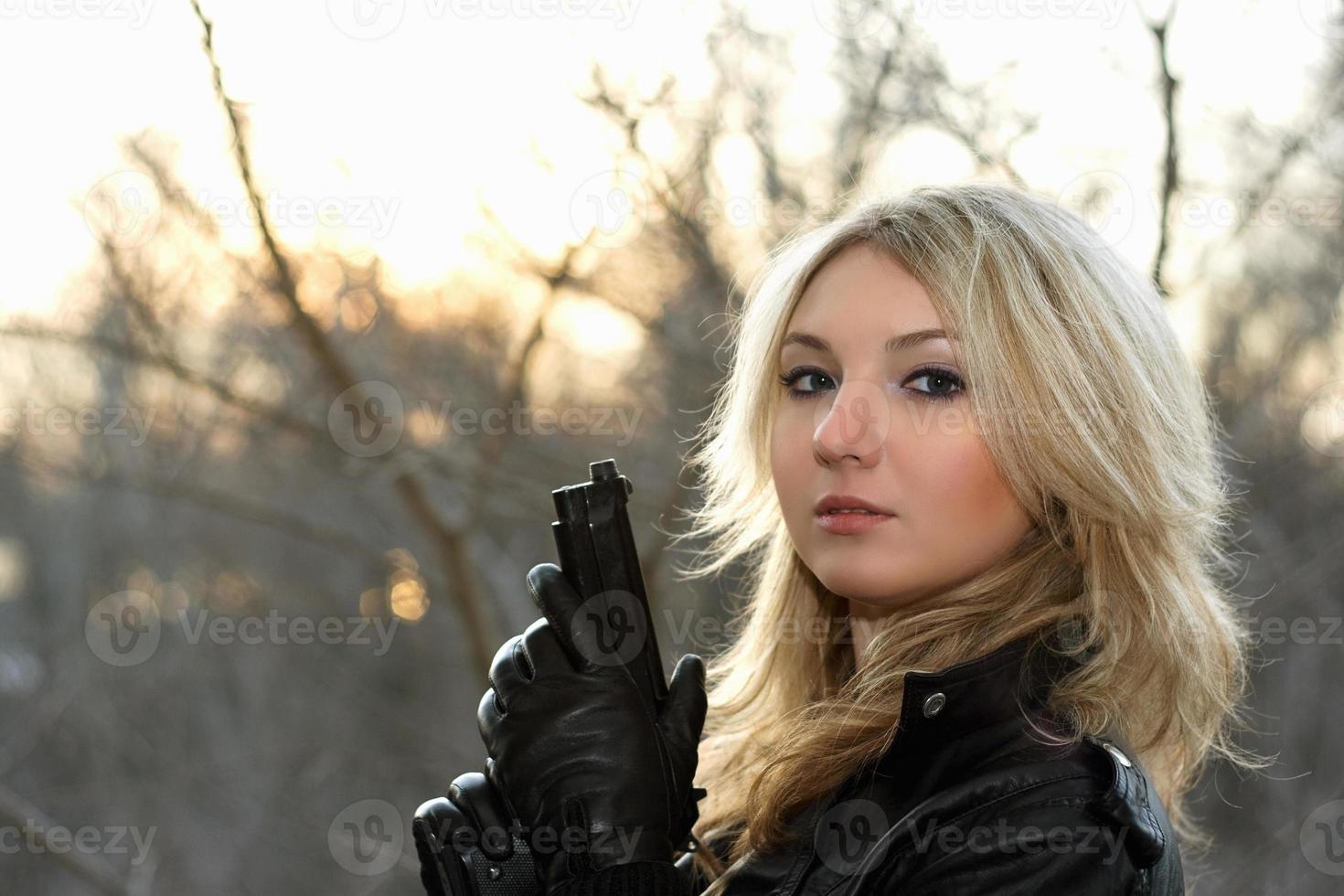 jeune femme au coucher du soleil photo