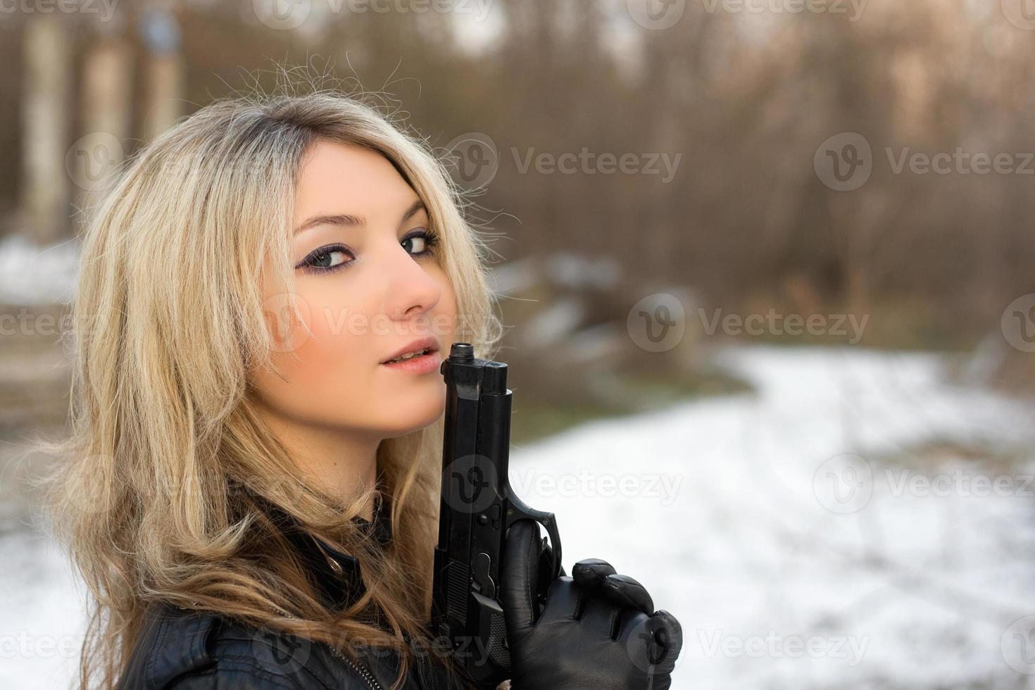 fille chaude contre la neige photo