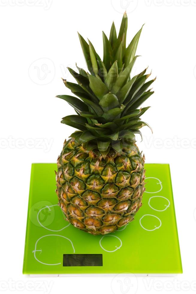 ananas sur une balance de cuisine carrée photo