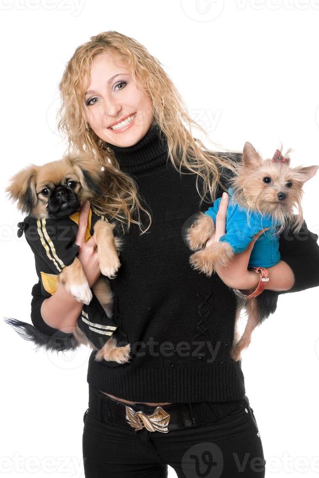 portrait de jolie blonde joyeuse avec deux chiens photo