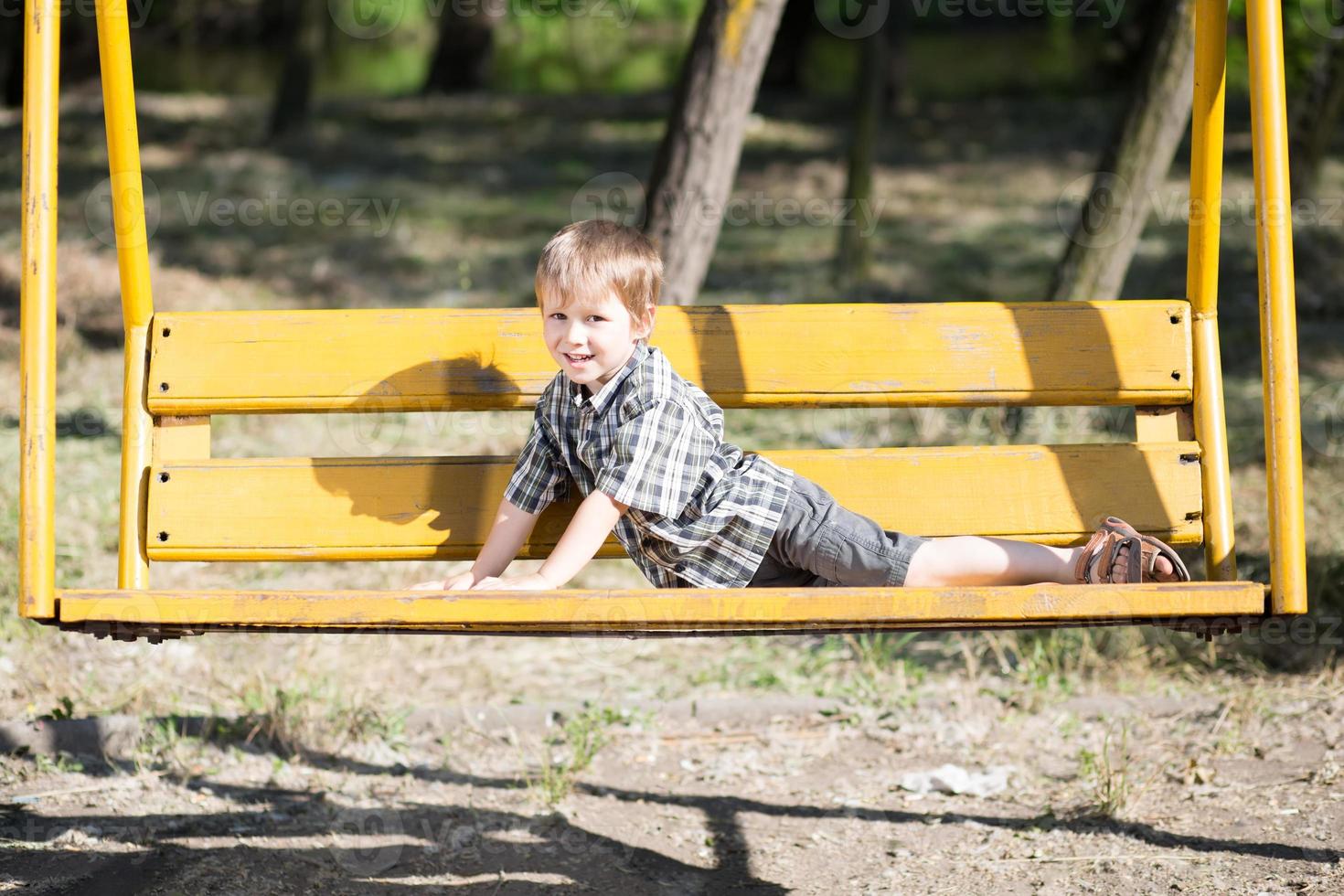 caucasien enfant sur blanc Contexte. portrait de sur de soi adolescent  garçon posant avec le sien bras franchi. ai génératif 26846225 Photo de  stock chez Vecteezy