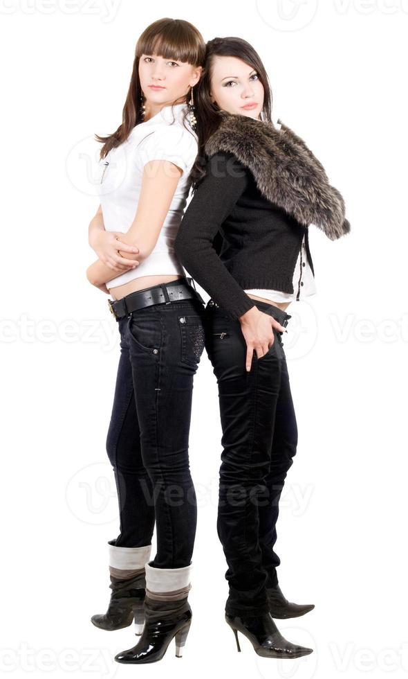 deux belles jeunes femmes. isolé sur un blanc photo