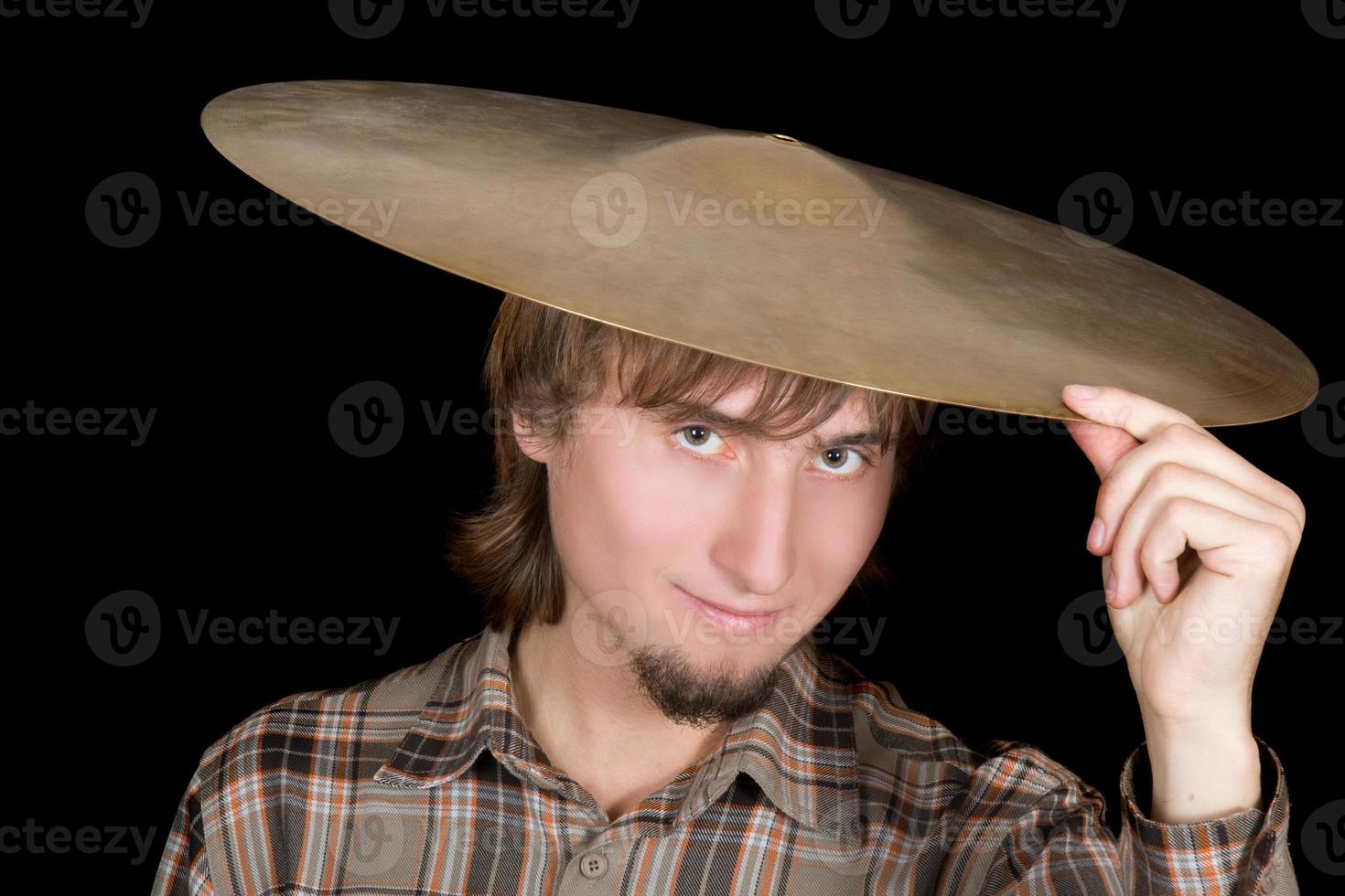 le jeune homme avec une assiette d'un tambour sur la tête photo