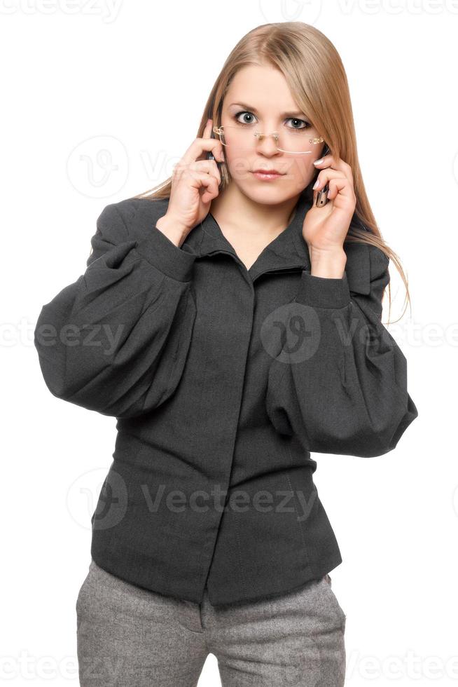 portrait de jeune blonde mécontente dans un costume gris photo