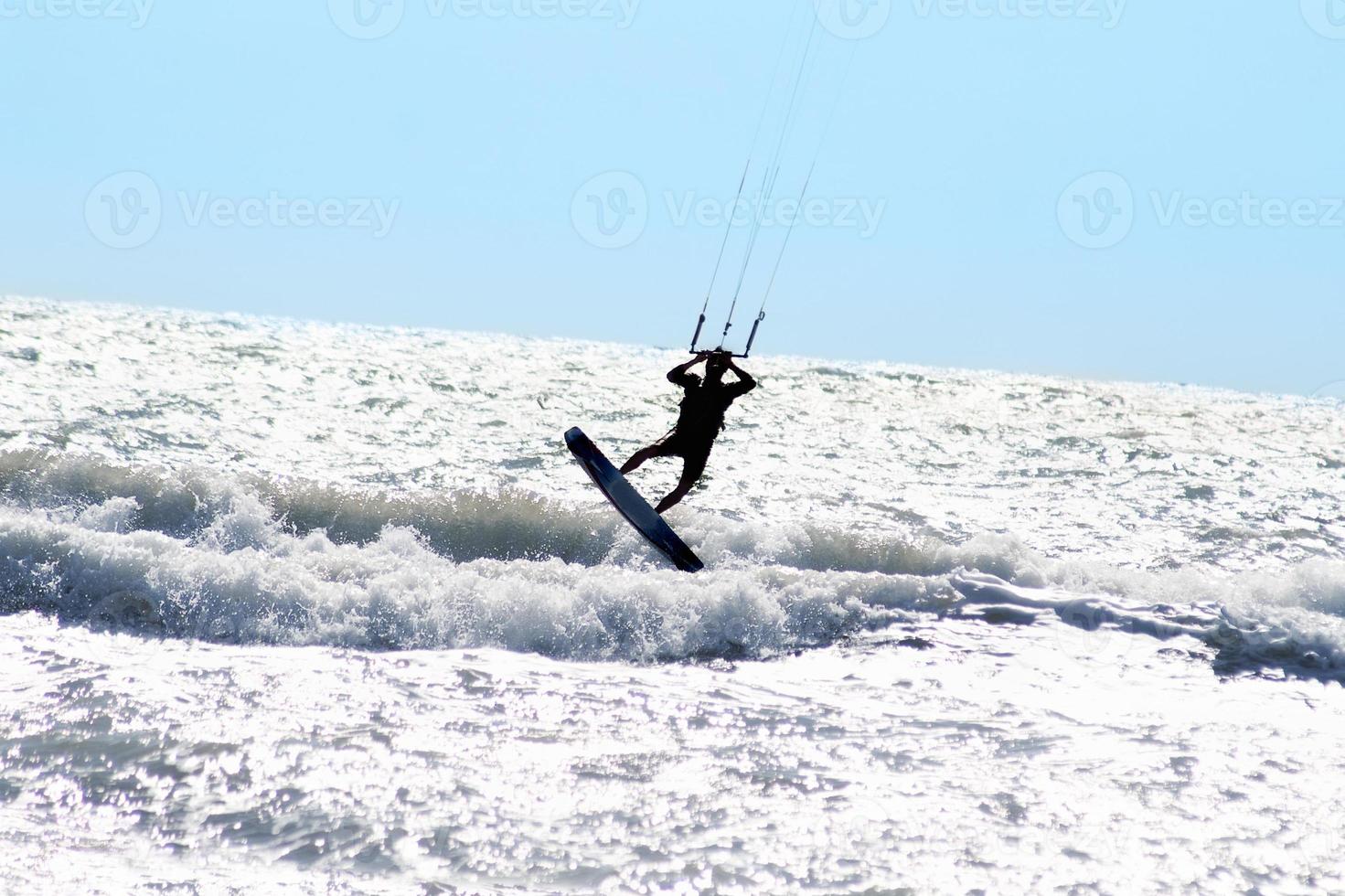 silhouette de kite surfeur photo