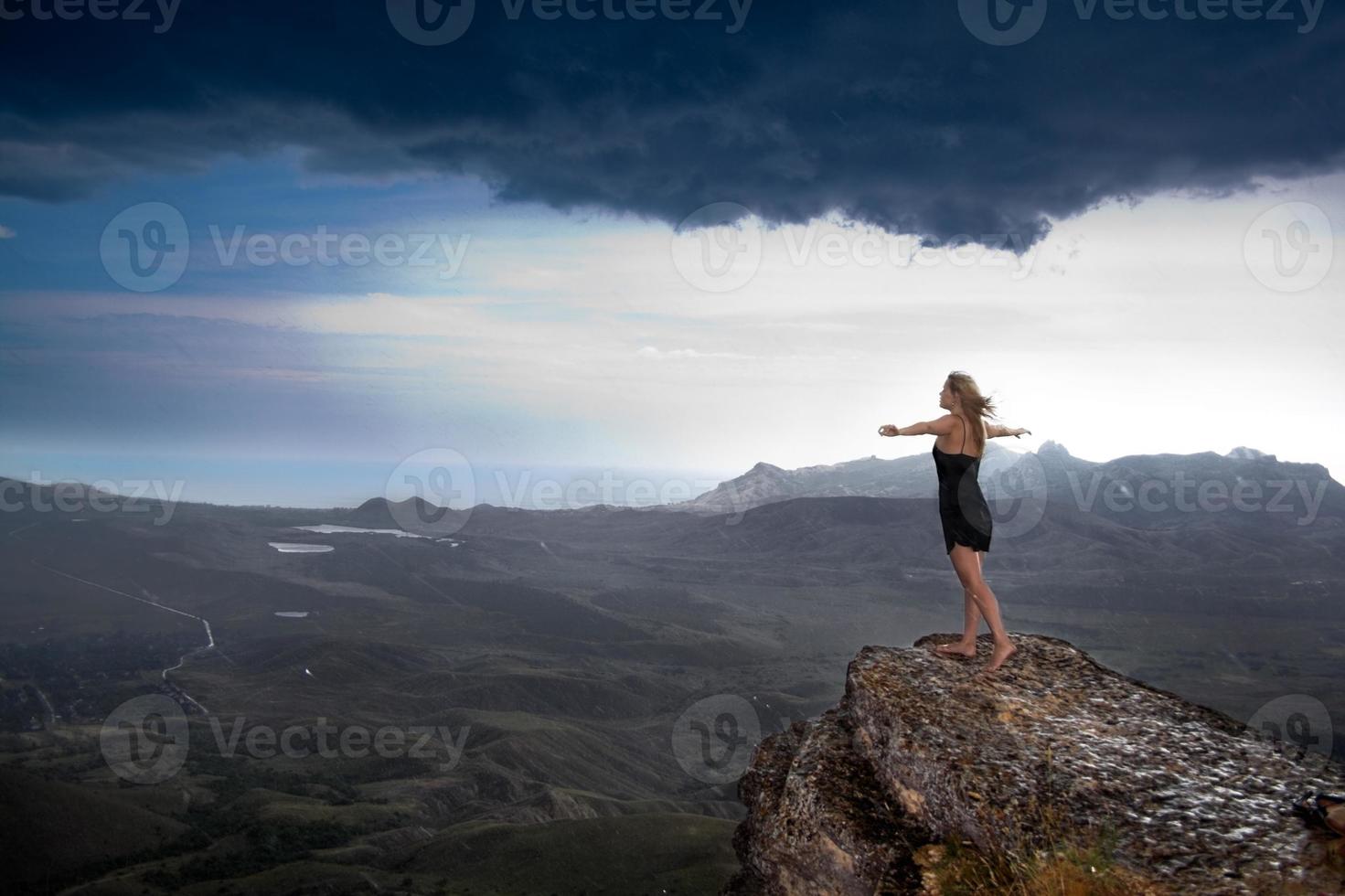 jeune femme au bord d'une falaise photo