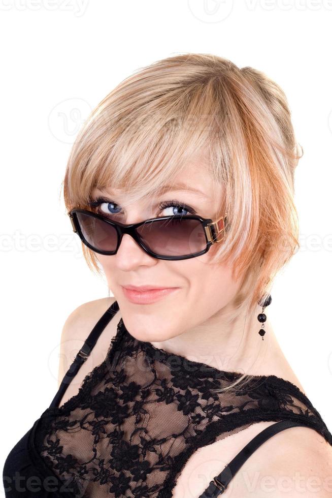 portrait de la beauté blonde à lunettes de soleil. isolé photo
