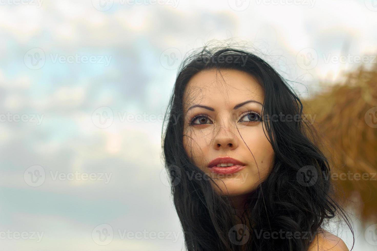 belle jeune femme sur la plage photo