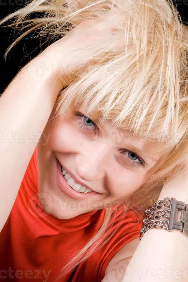 portrait de la jeune beauté blonde souriante. isolé photo