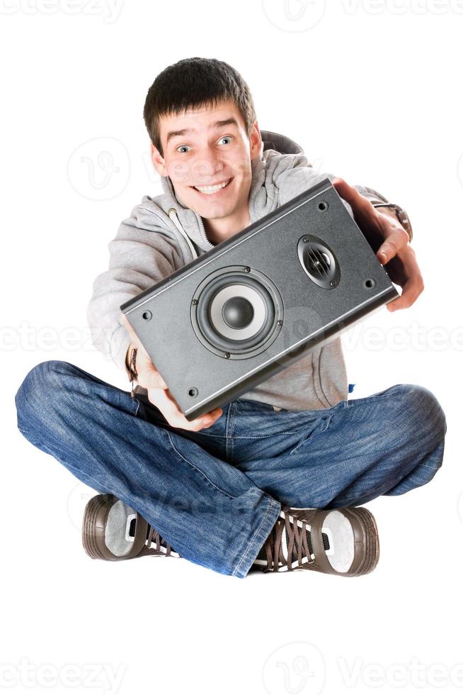 jeune homme souriant avec un haut-parleur photo