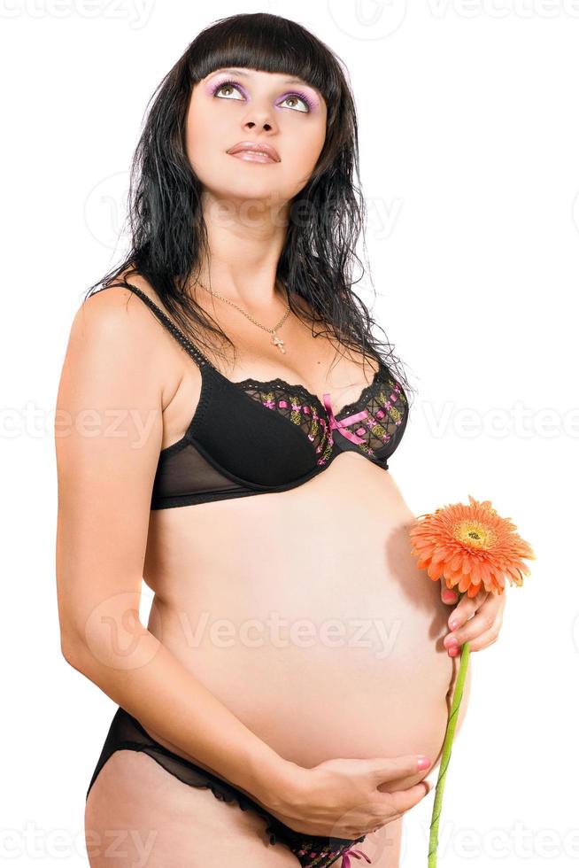 portrait d'une jolie jeune femme enceinte photo