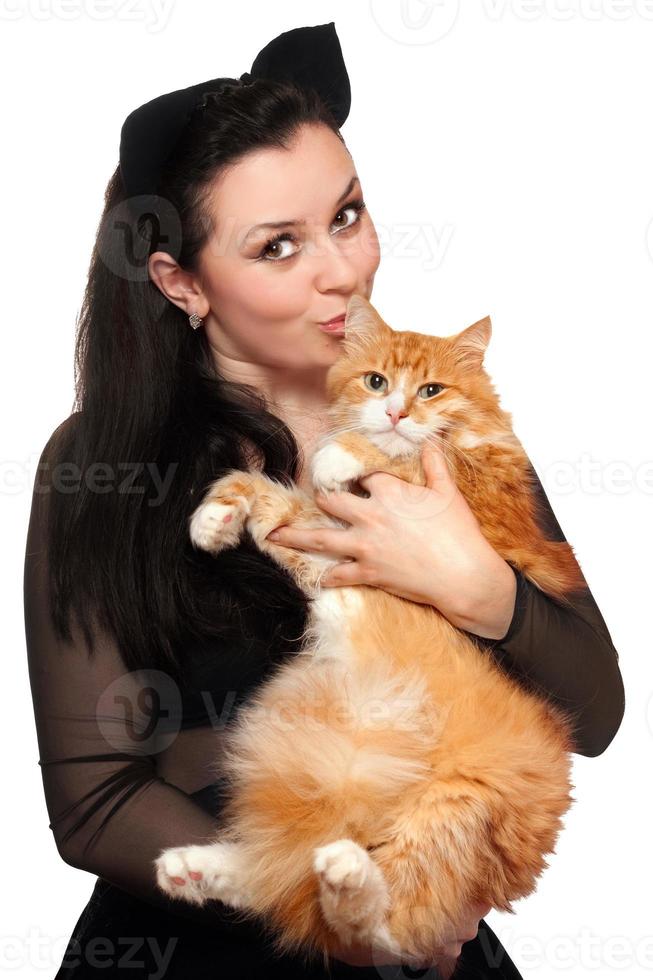 portrait de jeune femme avec un chat rouge photo