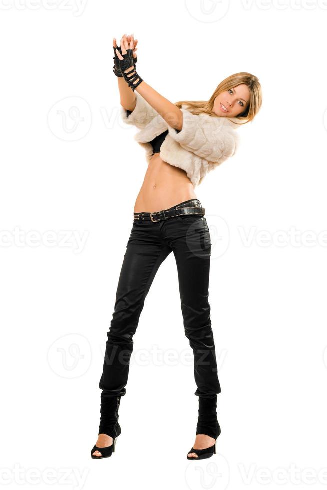 jeune femme espiègle dans un manteau de fourrure photo