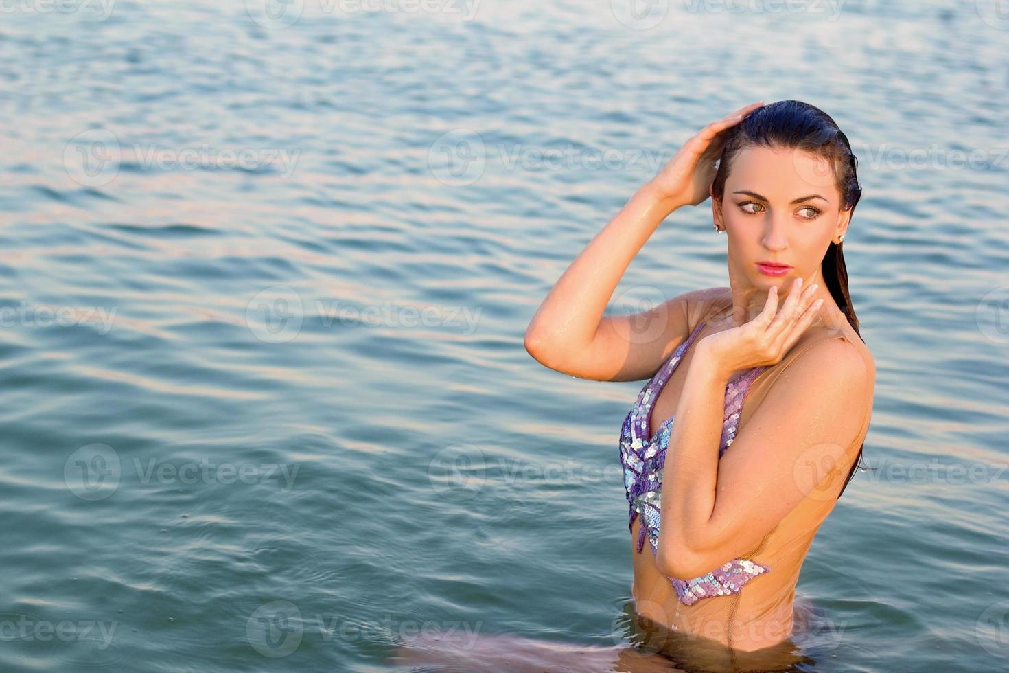 jolie jeune femme dans l'eau photo