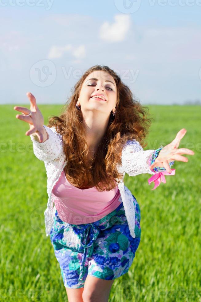 portrait de jeune femme joyeuse photo