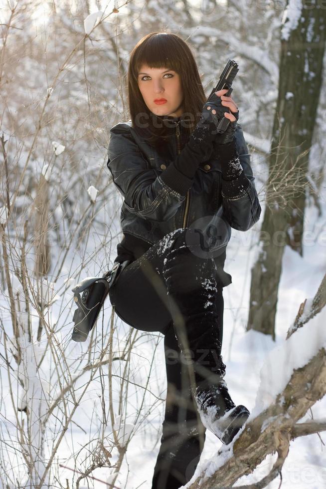 jeune femme sexy avec un pistolet photo