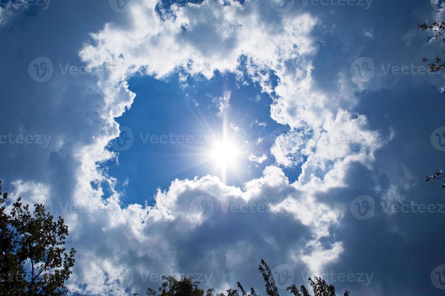 fond de ciel. fond de soleil, de nuages et d'arbres photo