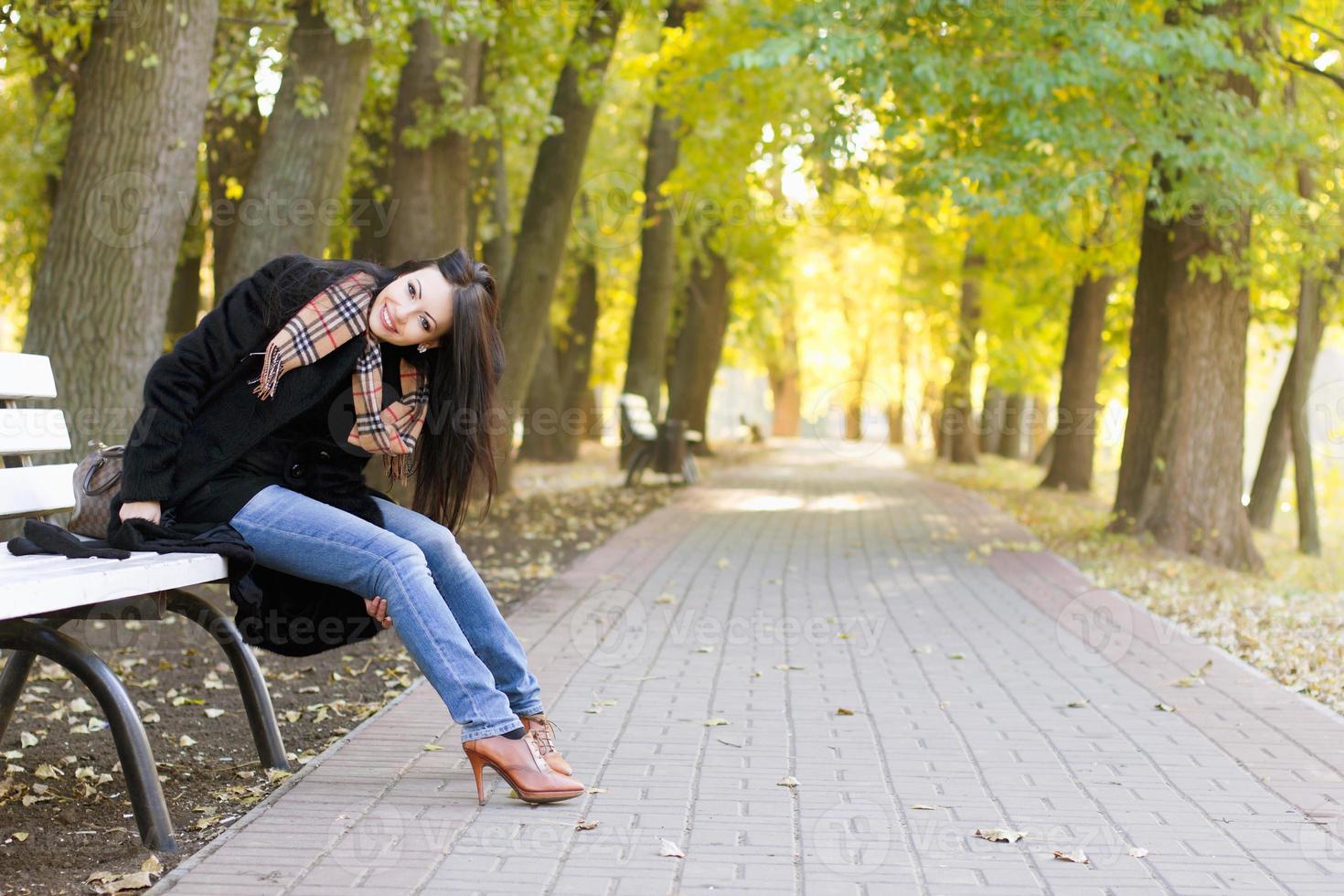 heureuse jolie jeune brune photo