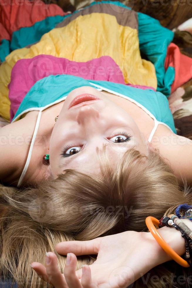 la jeune femme de beauté est allongée sur un lit photo