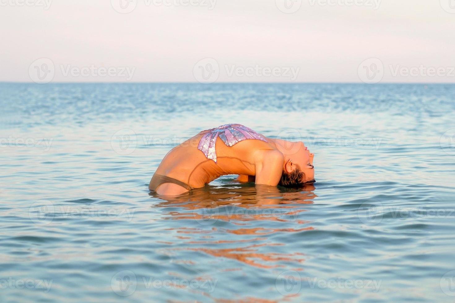 jolie jeune femme flexible photo