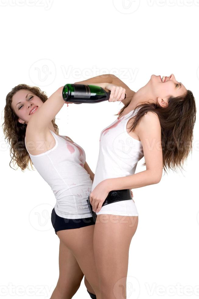 deux filles se versent du champagne rouge photo