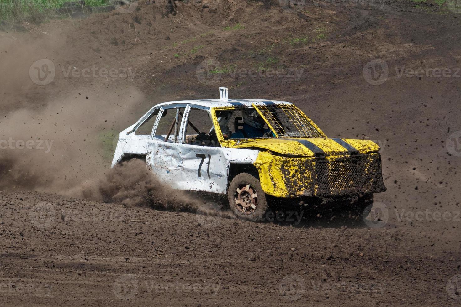 course pour la survie. voiture blanche jaune photo