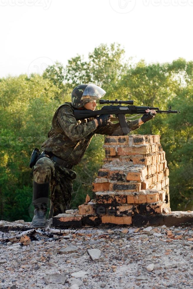 soldat de l'armée avec mitrailleuse photo