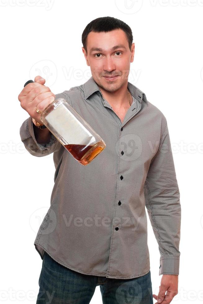 homme avec une bouteille de whisky photo