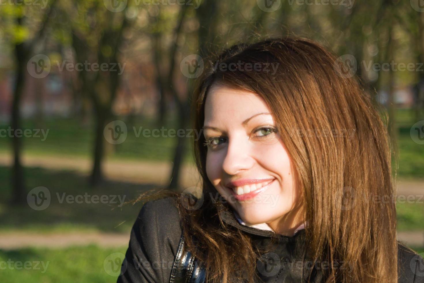 portrait de la gentille fille en plein air 2 photo