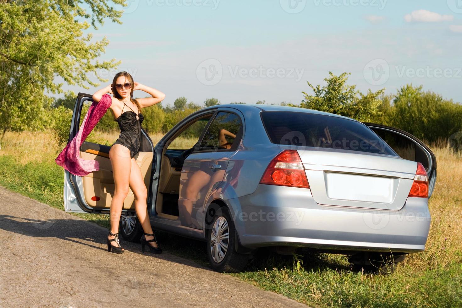 jeune femme devant une voiture photo