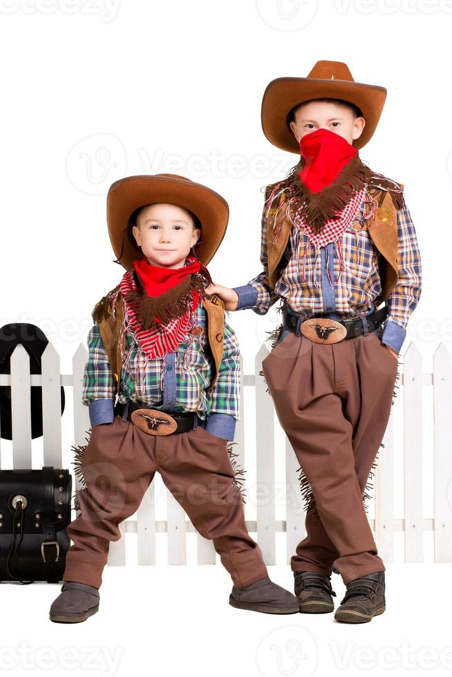 deux garçons en costumes de cow-boy photo