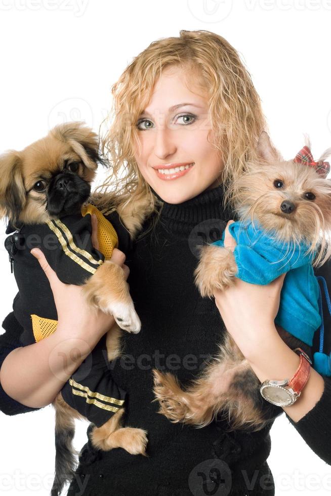 portrait d'une belle blonde souriante avec deux chiens. isolé photo