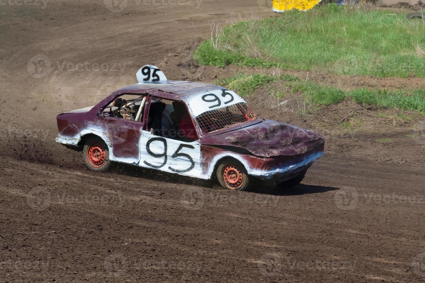 course pour la survie. voiture blanche violette photo