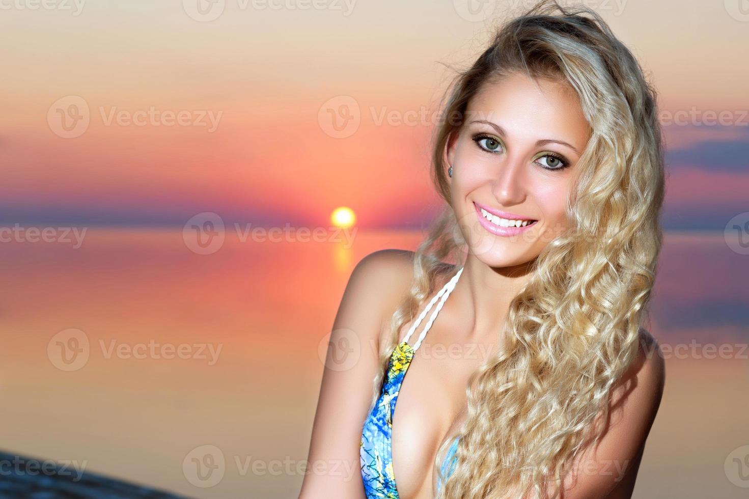 portrait de femme blonde souriante photo