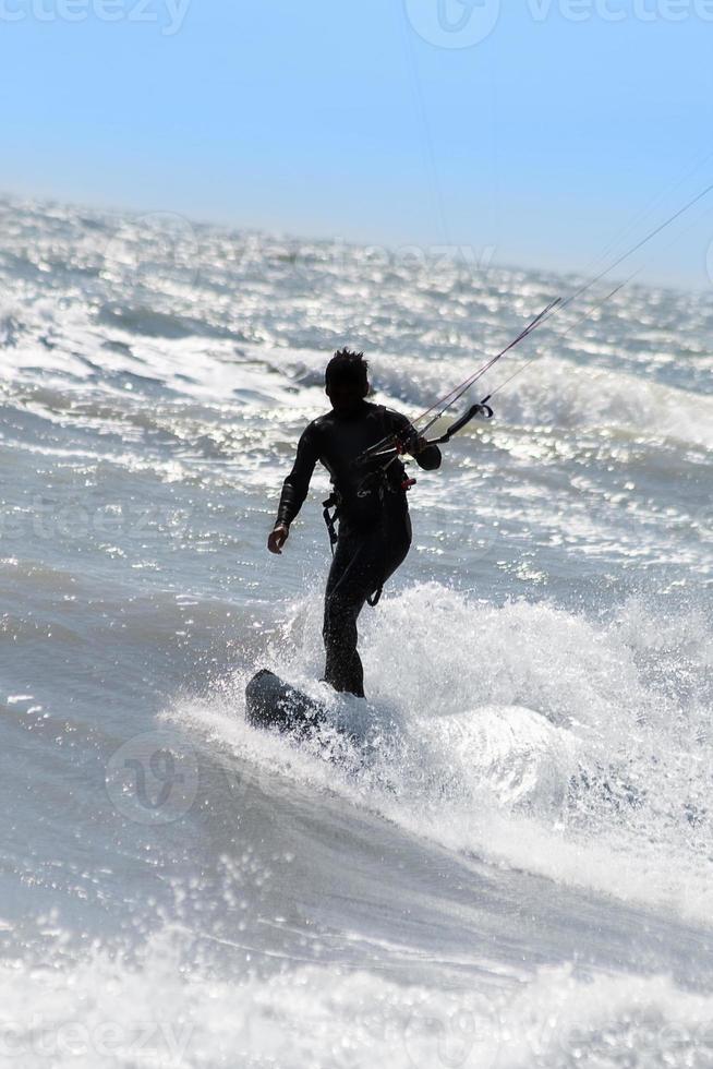 silhouette de kite surfeur photo