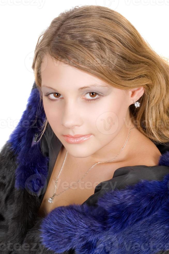 portrait de la beauté jeune femme dans un manteau de fourrure photo