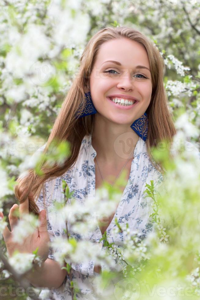 jeune femme joyeuse photo