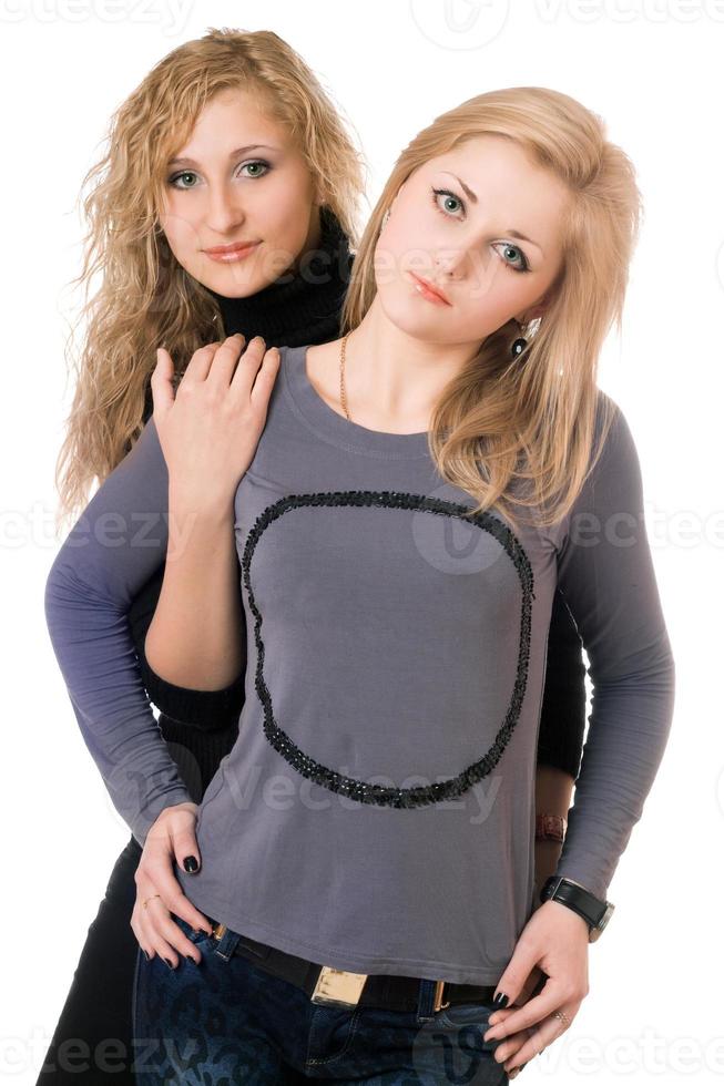 portrait de deux jolies jeunes femmes photo