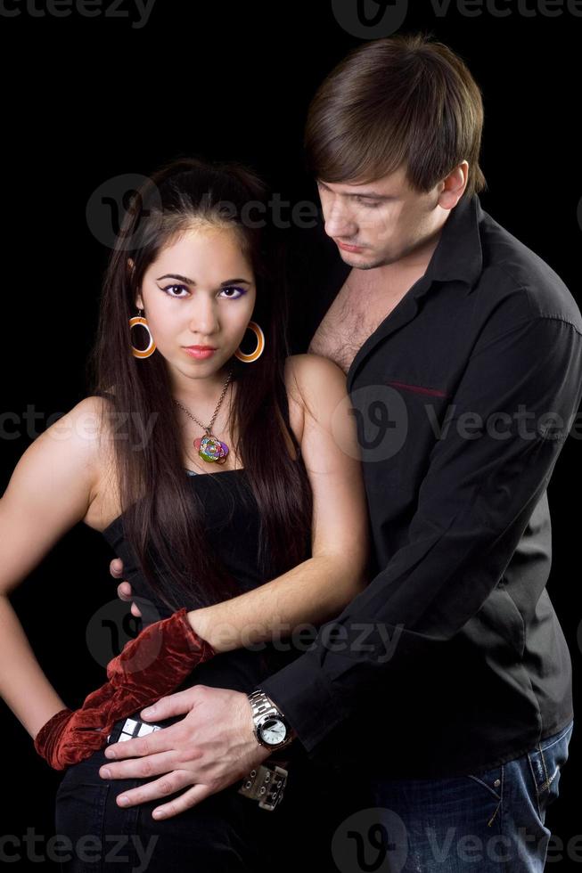 portrait du jeune homme et de la femme. isolé sur noir photo