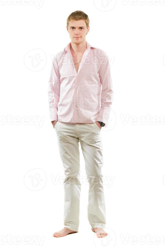 jeune homme en pantalon et chemise photo