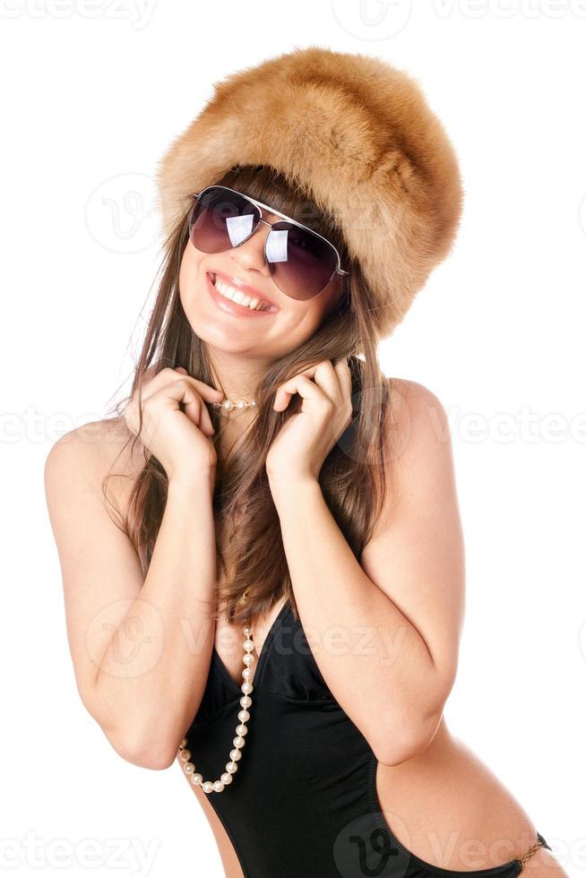 femme souriante en maillot de bain noir et bonnet de fourrure photo