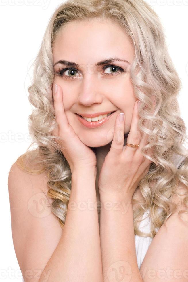 portrait de jolie jeune blonde souriante. isolé photo