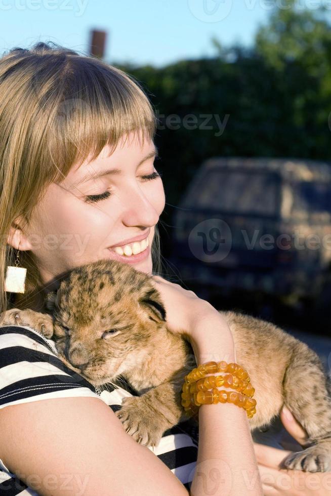 femme avec bébé tigre photo